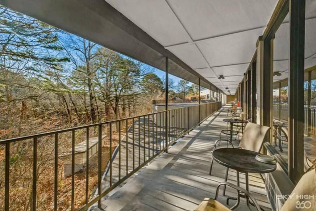 Stonegate Lodge King Bed, Wifi, 50In Roku Tv, Salt Water Pool Room #108 Eureka Springs Esterno foto