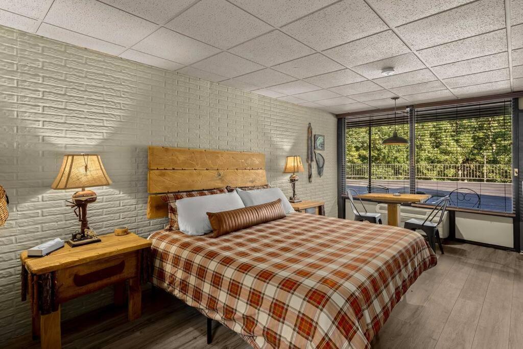 Stonegate Lodge King Bed, Wifi, 50In Roku Tv, Salt Water Pool Room #108 Eureka Springs Esterno foto