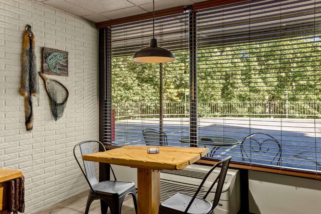 Stonegate Lodge King Bed, Wifi, 50In Roku Tv, Salt Water Pool Room #108 Eureka Springs Esterno foto